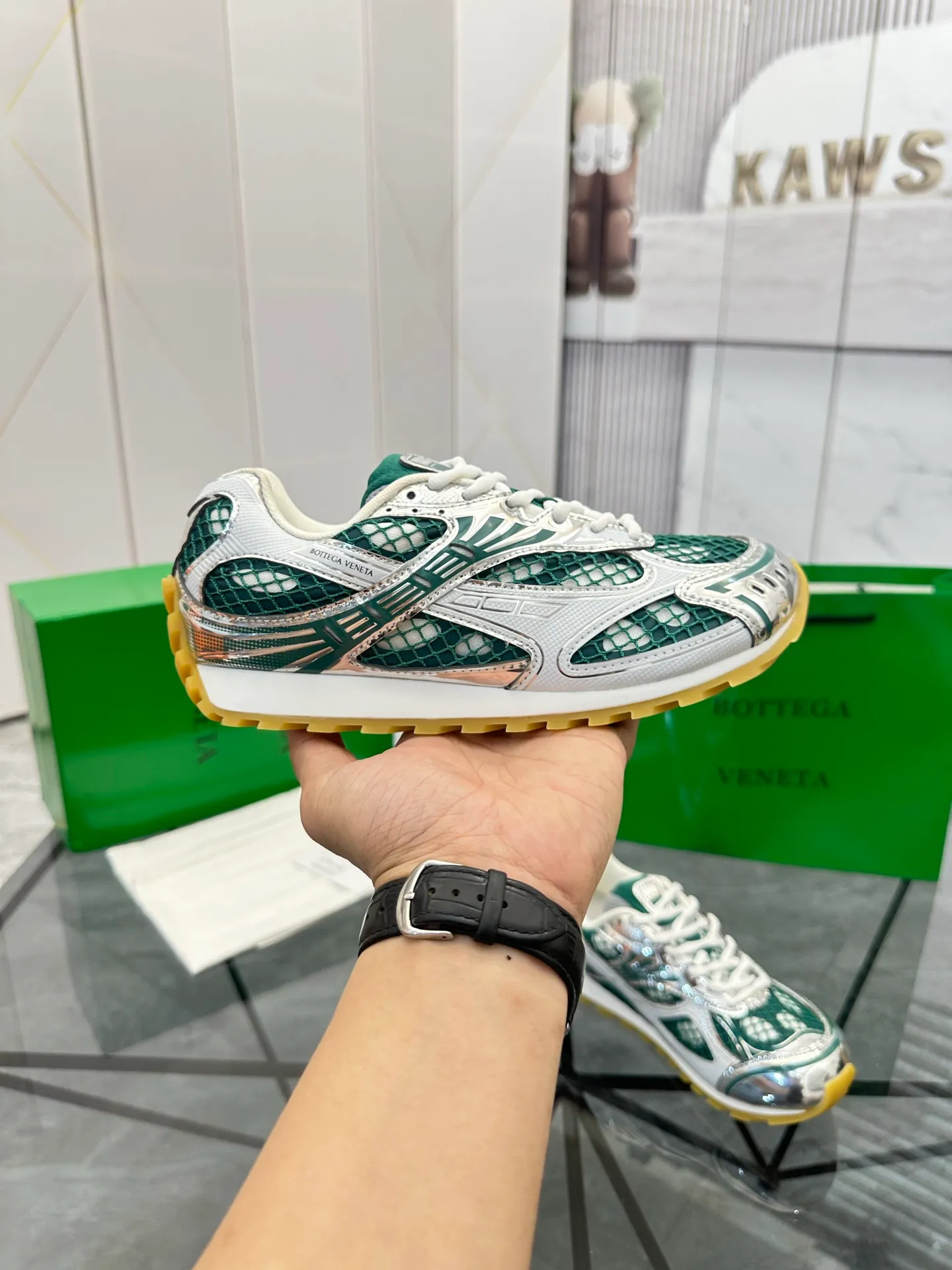 Factory men's shoes 💰: 620💰 (top version) BV Orbit sneakers Wang Yibo's same style couple's dad shoes Runner sneakers, made of lightweight technical mesh fabric. Matched with geometric pattern designed rubber outsole Wang Zha series high version Look for the package craftsmanship The actual height is much higher, but the legs are still slim. Very nice and playable and durable Matching to the standard 💯 Package shoe technology Look for the high version The outsole is made of color-blocked TPU outsole Women's model 35 36 37 38 39 40 41 (40 41 customized) Men's model 38 39 40 41 42 43 44 45. (Customized size 38 45.46) No. H345